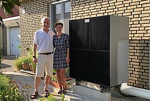 Familie Vellet Brückner mit ihrer neuen Luft-Wasser-Wärmepumpe.