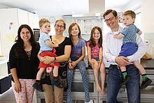 Familienfoto mit Au-pair: siebenköpfige Familie in der Küche