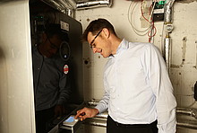Christoph Kniehase überprüft den Ertrag seiner Solarthermieanlage am Heizkessel.