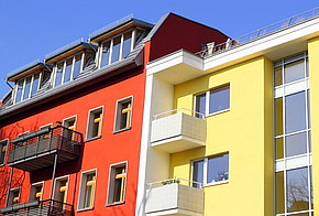 Modernisierte Fassaden eines Altbaus und eines Nachkriegsbaus