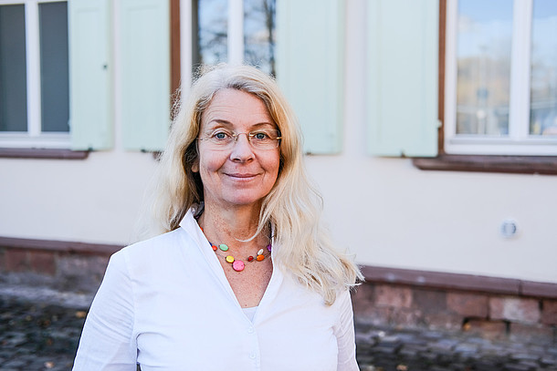 Praxistesterin Cornelia Wiethaler vor ihrem Haus