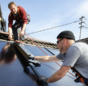 Praxistest Solarthermie: Indach-Montage von Kollektoren Schritt 7 – Abdeckbleche zwischen Kollektoren anbringen.